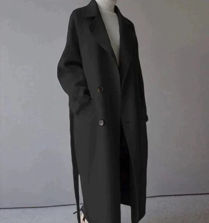 Eleganter schwarzer Damenmantel aus Wolle mit Gürtel und Knopfdetails für einen stilvollen Look.