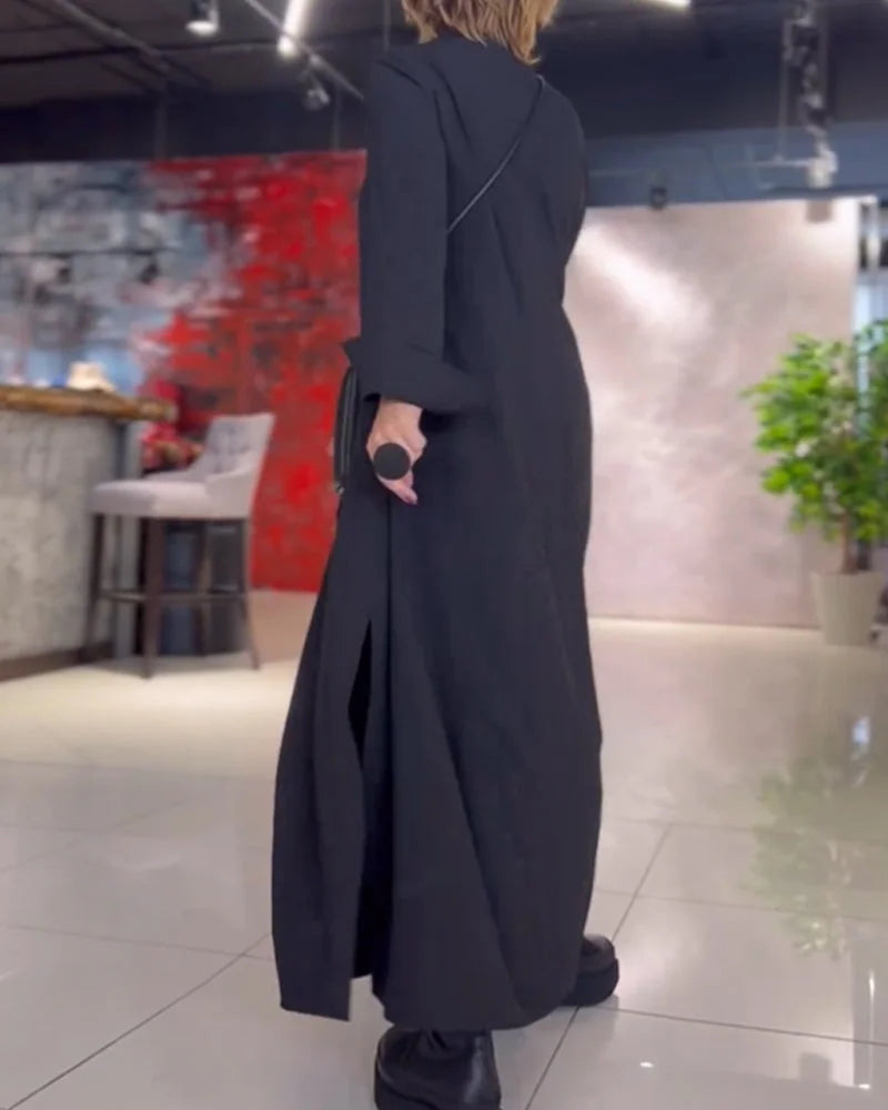Elegantes Damen Maxikleid aus leichtem Stoff, mit Seitenschlitz und modernem Kragen für einen stilvollen Look.