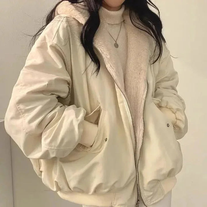 Beige Teddyjacke für Frauen, mit Kapuze und Reißverschluss, aus weichem, kuscheligem Material, ideal für kalte Tage.