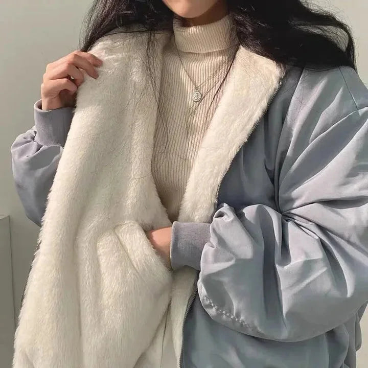 Blaues Teddyjacke für Frauen mit Kapuze, Reißverschluss und weichem, faux-fur Material für warmen Komfort.