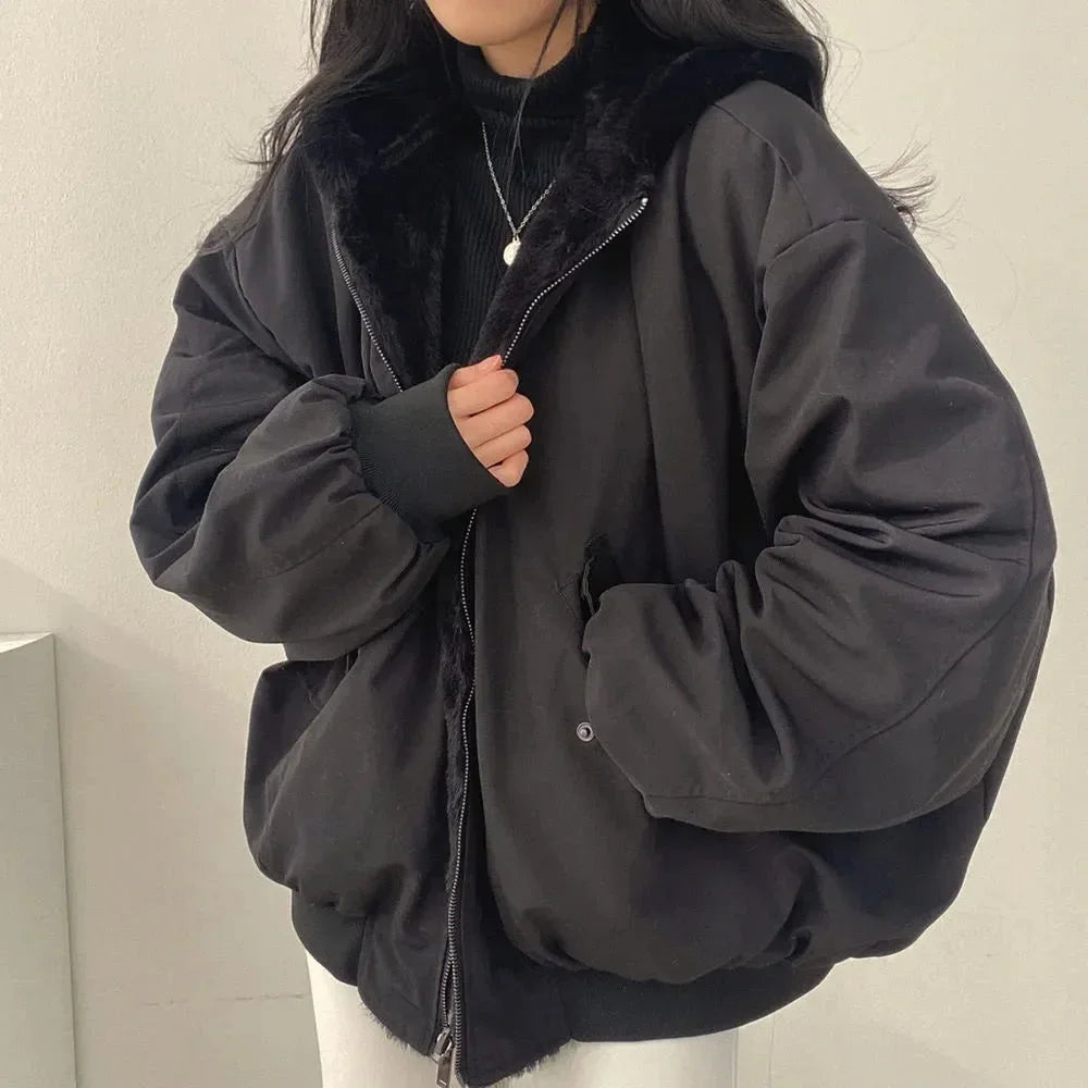 Schwarze Frauen Teddyjacke mit Kapuze, weichem Material und nützlichem Reißverschluss, ideal für kalte Tage.