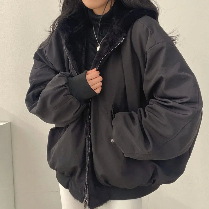 Schwarze Frauen Teddyjacke mit Kapuze, weichem Material und nützlichem Reißverschluss, ideal für kalte Tage.