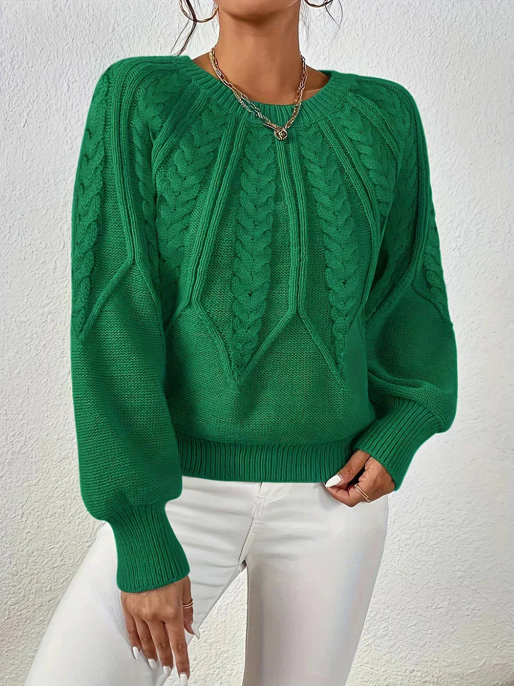 Grüner Frauenpullover aus Zopfstrick mit Rundhalsausschnitt, aus weicher Baumwolle, ideal für den Alltag.