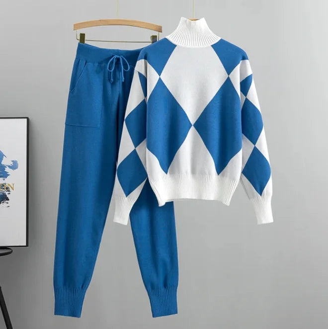 Geometrisches Damen-Set in Blau, bestehend aus Pullover und Jogginghose, aus atmungsaktivem Material mit modernem Muster.