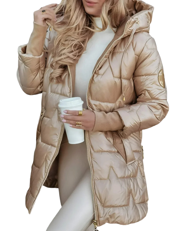 Beige Damen Winterjacke mit Kapuze, Steppdesign, wärmt zuverlässig und bietet praktischen Schutz vor Kälte und Wind.