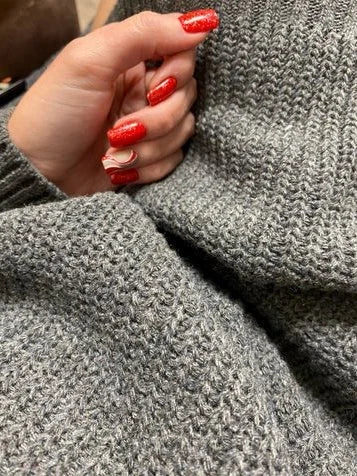 Grobstrick Rollkragenkleid in lockerer Passform, aus weichem Material, mit einem hohen Kragen und eleganten, weit…