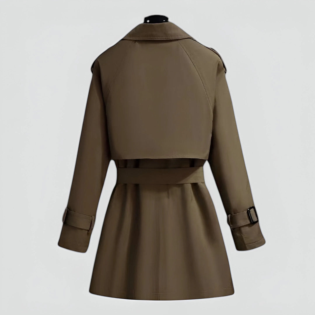 Klassischer Damen Trenchcoat aus Baumwolle mit Gürtel, Knöpfen und schmalem Schnitt in neutraler Farbe.