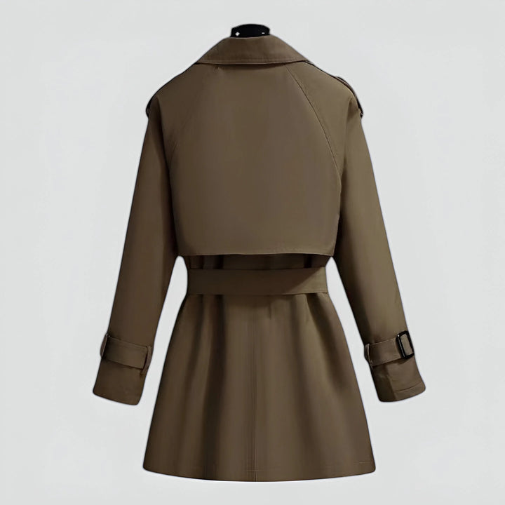 Klassischer Damen Trenchcoat aus Baumwolle mit Gürtel, Knöpfen und schmalem Schnitt in neutraler Farbe.