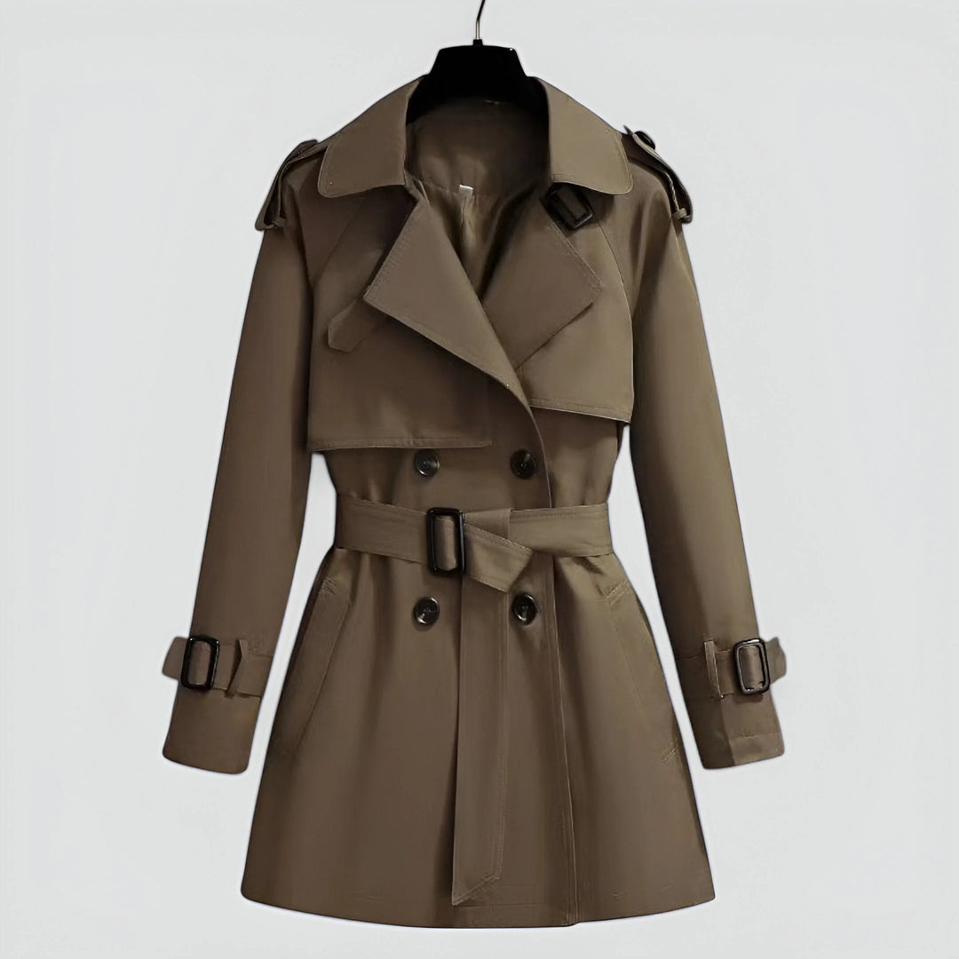 Klassischer khakifarbener Damen Trenchcoat mit Gürtel, Knöpfen und Taschen aus leichtem Baumwollmaterial.