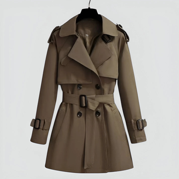 Klassischer khakifarbener Damen Trenchcoat mit Gürtel, Knöpfen und Taschen aus leichtem Baumwollmaterial.