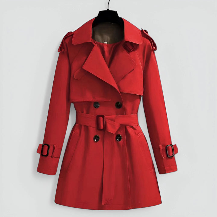 Roter, klassischer Damen Trenchcoat aus Baumwolle mit Gürtel, Knöpfen und taillierter Passform für einen stilvollen Look.