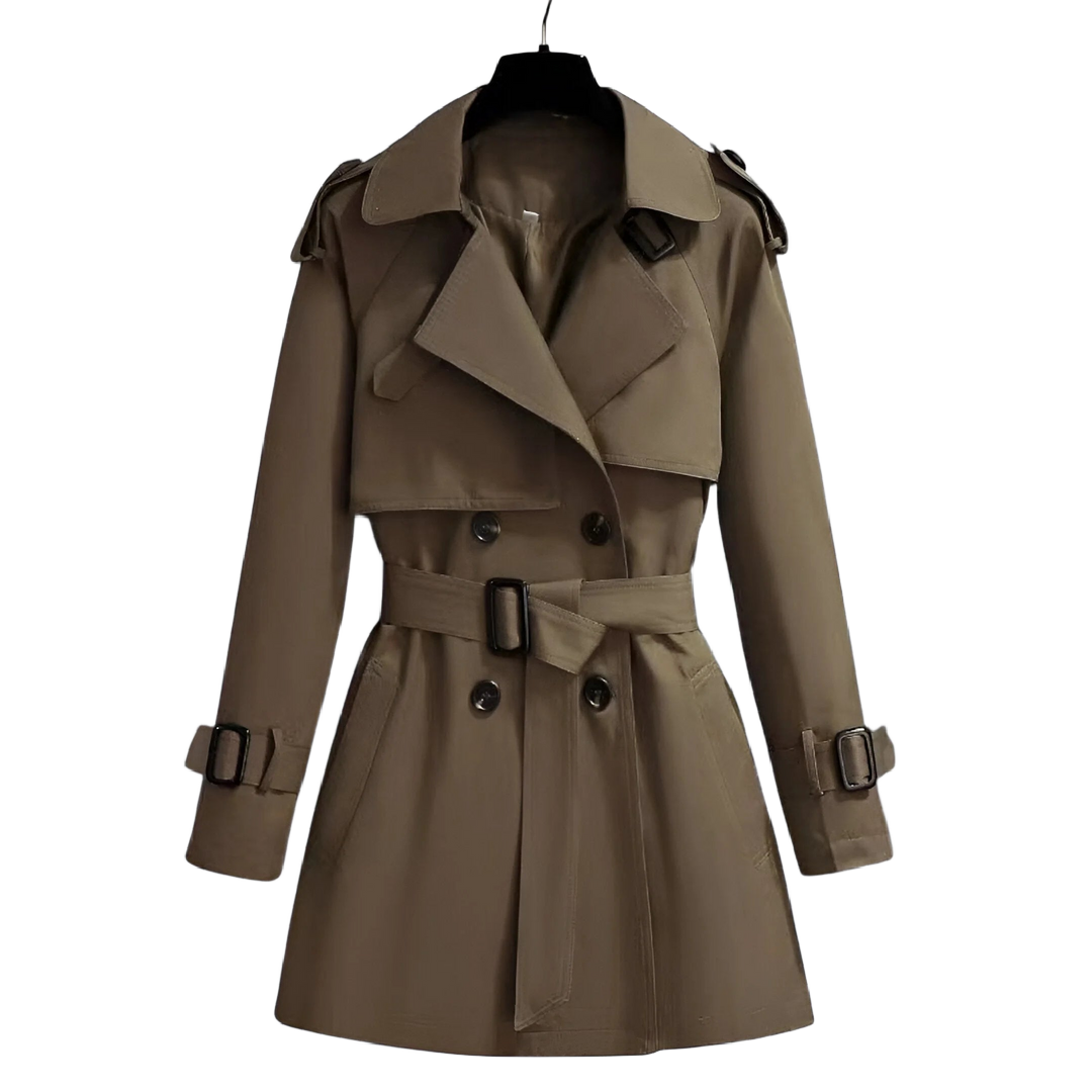 Klassischer khakifarbener Damen Trenchcoat mit Gürtel, Knöpfen und Taschen aus leichtem Baumwollmaterial.