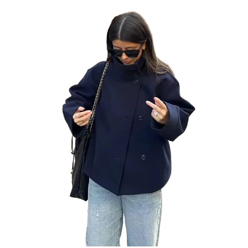 Damen Korte Jacke aus hochwertigem Stoff, mit dekorativen Knöpfen und einem stilvollen Stehkragen in modischem Schnitt.