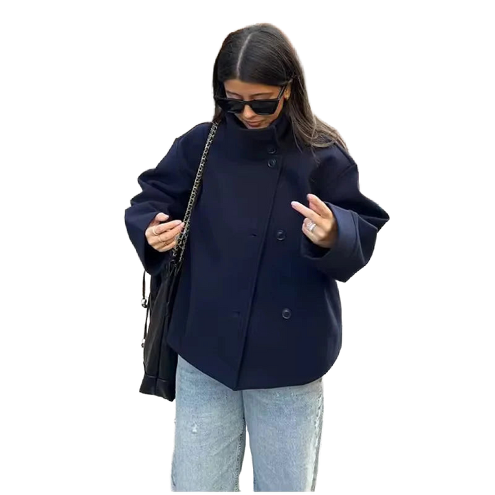 Damen Korte Jacke aus hochwertigem Stoff, mit dekorativen Knöpfen und einem stilvollen Stehkragen in modischem Schnitt.