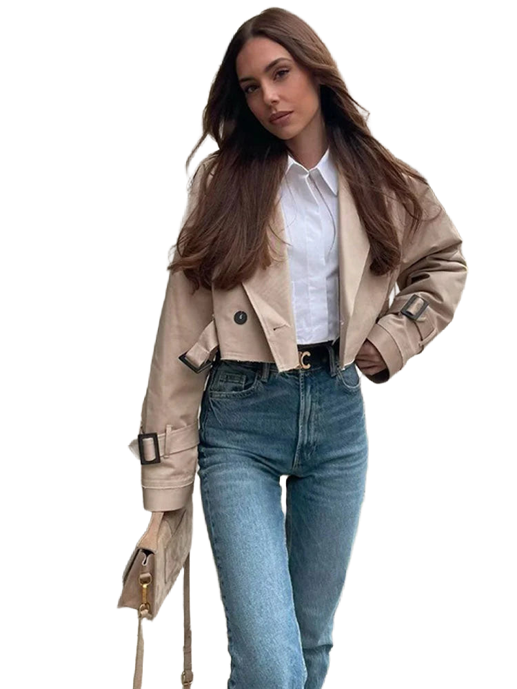 Beiger Damen Trenchcoat aus leichtem Material, kurz geschnitten mit taillenbetonendem Schnitt und klassischen Knopfdetails.