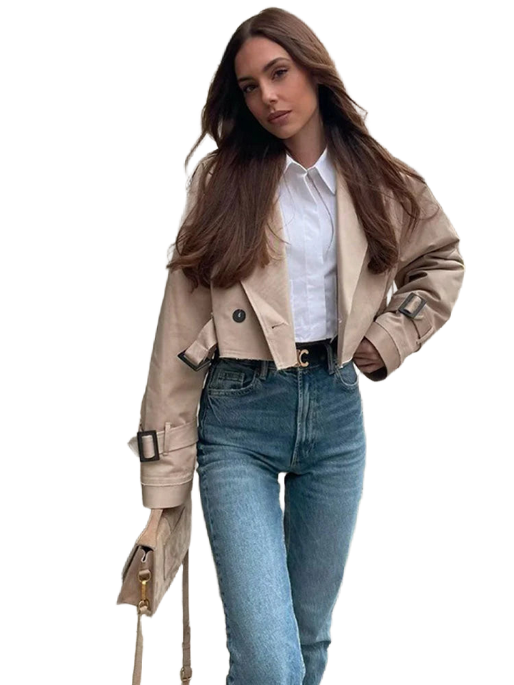 Beiger Damen Trenchcoat aus leichtem Material, kurz geschnitten mit taillenbetonendem Schnitt und klassischen Knopfdetails.