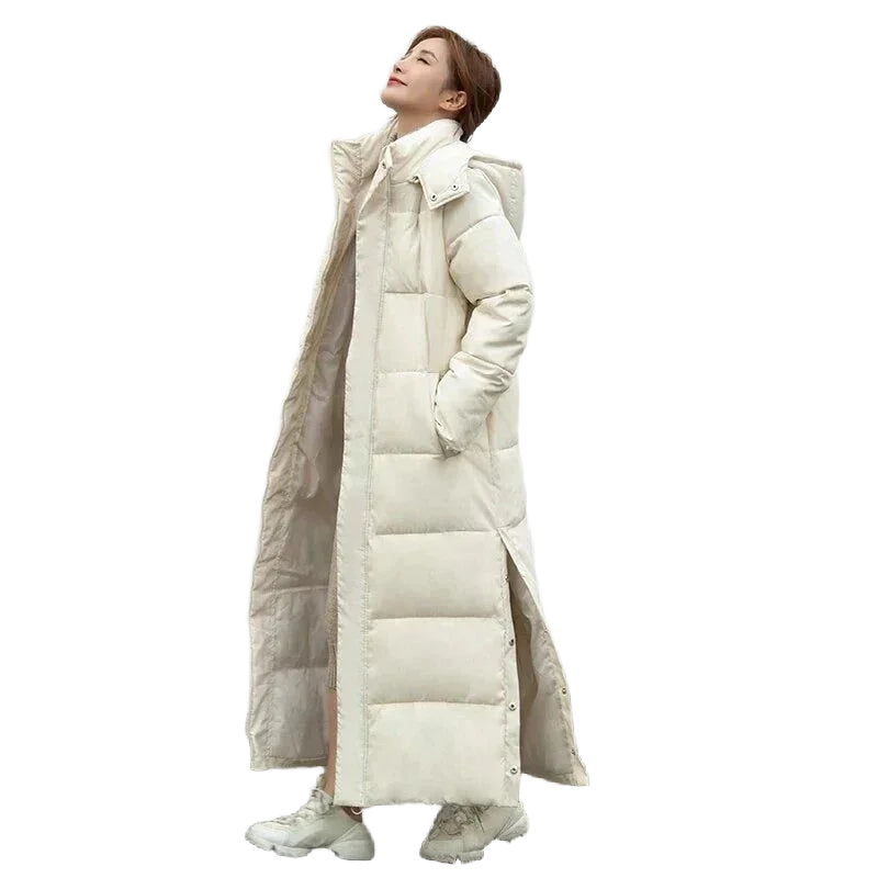 Beige Damen Lang Steppjacke mit Kapuze, gefüttert, seitlichen Taschen und leichtem, warmem Material für kühle Tage.