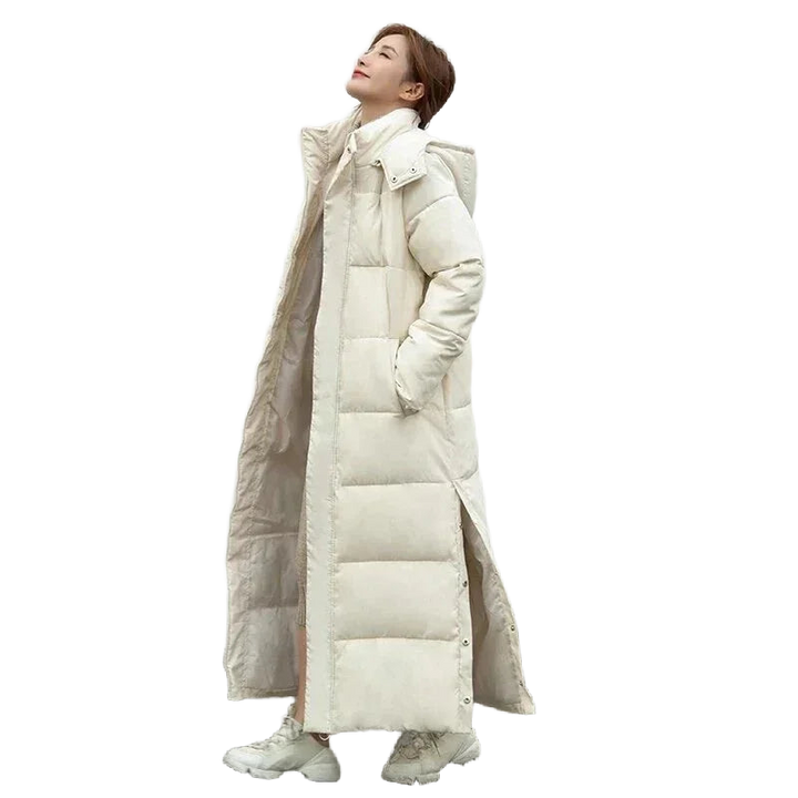 Beige Damen Lang Steppjacke mit Kapuze, gefüttert, seitlichen Taschen und leichtem, warmem Material für kühle Tage.