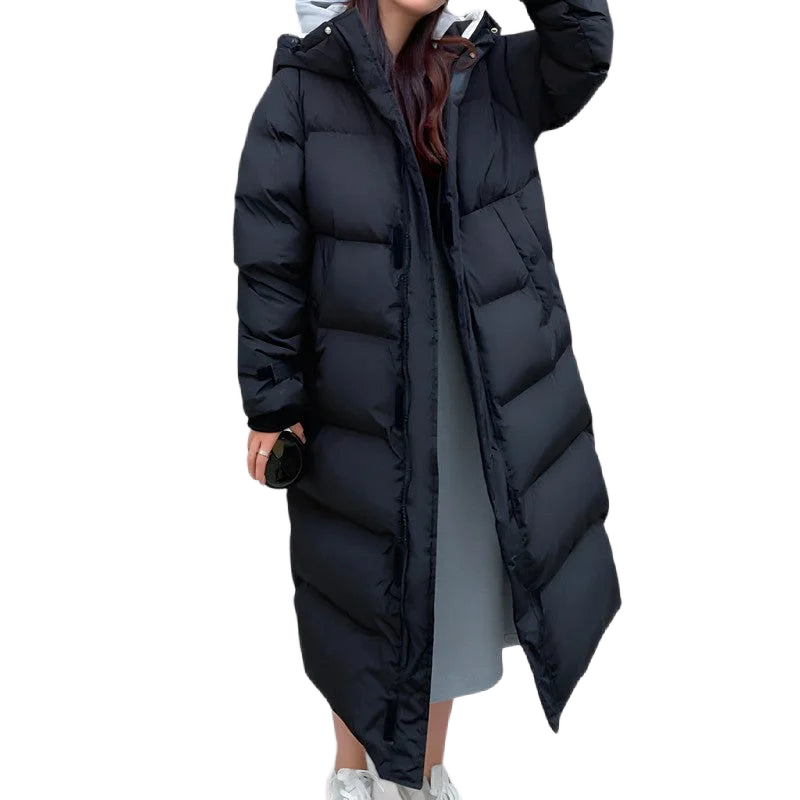 Schwarzer, lang geschnittener wattierter Mantel für Damen mit Kapuze, aus strapazierfähigem Material, ideal für kühle Tage.