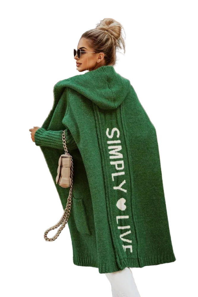 Grüne Damen Kapuzen-Strickjacke aus weicher Baumwolle, mit Schriftzug und praktischen Taschen für einen lässigen Look.