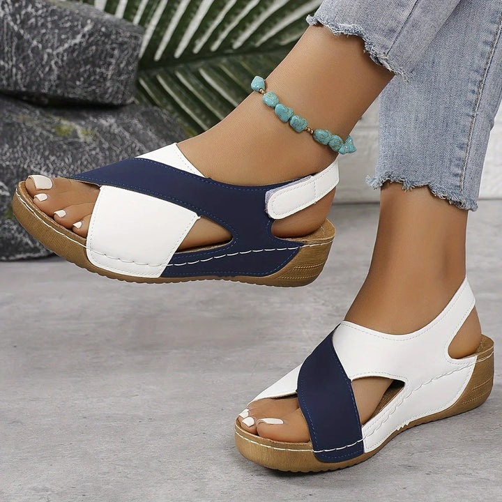 Orthopädische Damen Wandersandalen in Blau mit Klettverschluss, ideal für Wanderungen. Verstellbare Riemen und bequeme Sohle…