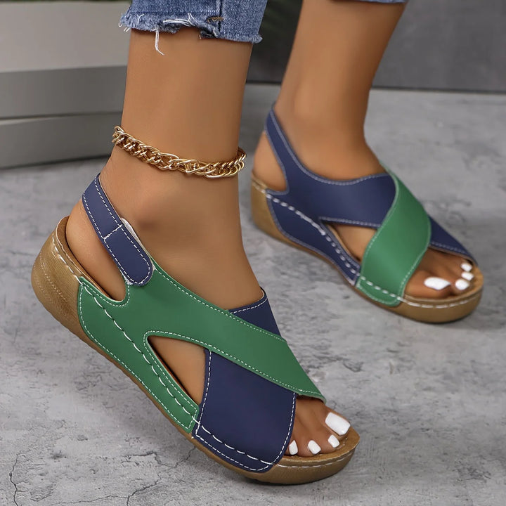 Orthopädische Damen Wandersandalen in Grün mit Klettverschluss, anatomisch geformtes Fußbett und rutschfeste Sohle.