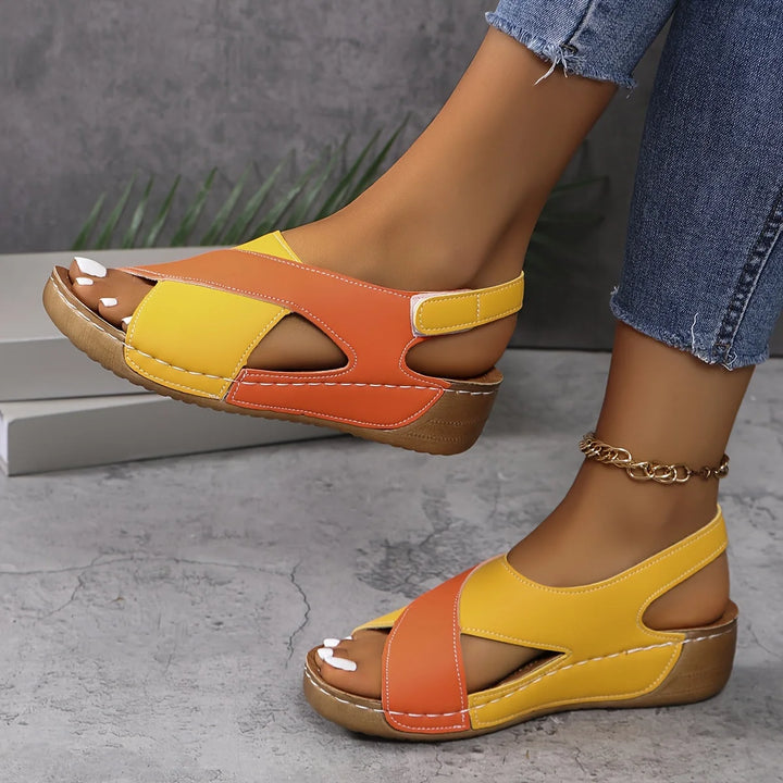 Orthopädische Damen Wandersandalen mit Klettverschluss in Orange, bequem und stylish, ideal für lange Spaziergänge im Freien.