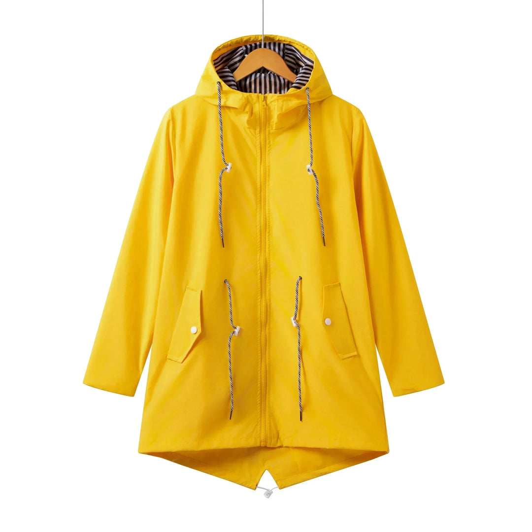Gelbe Outdoor-Kapuzenjacke mit Reißverschluss, Kordelzug und funktionellem, atmungsaktivem Material für aktive Einsätze.