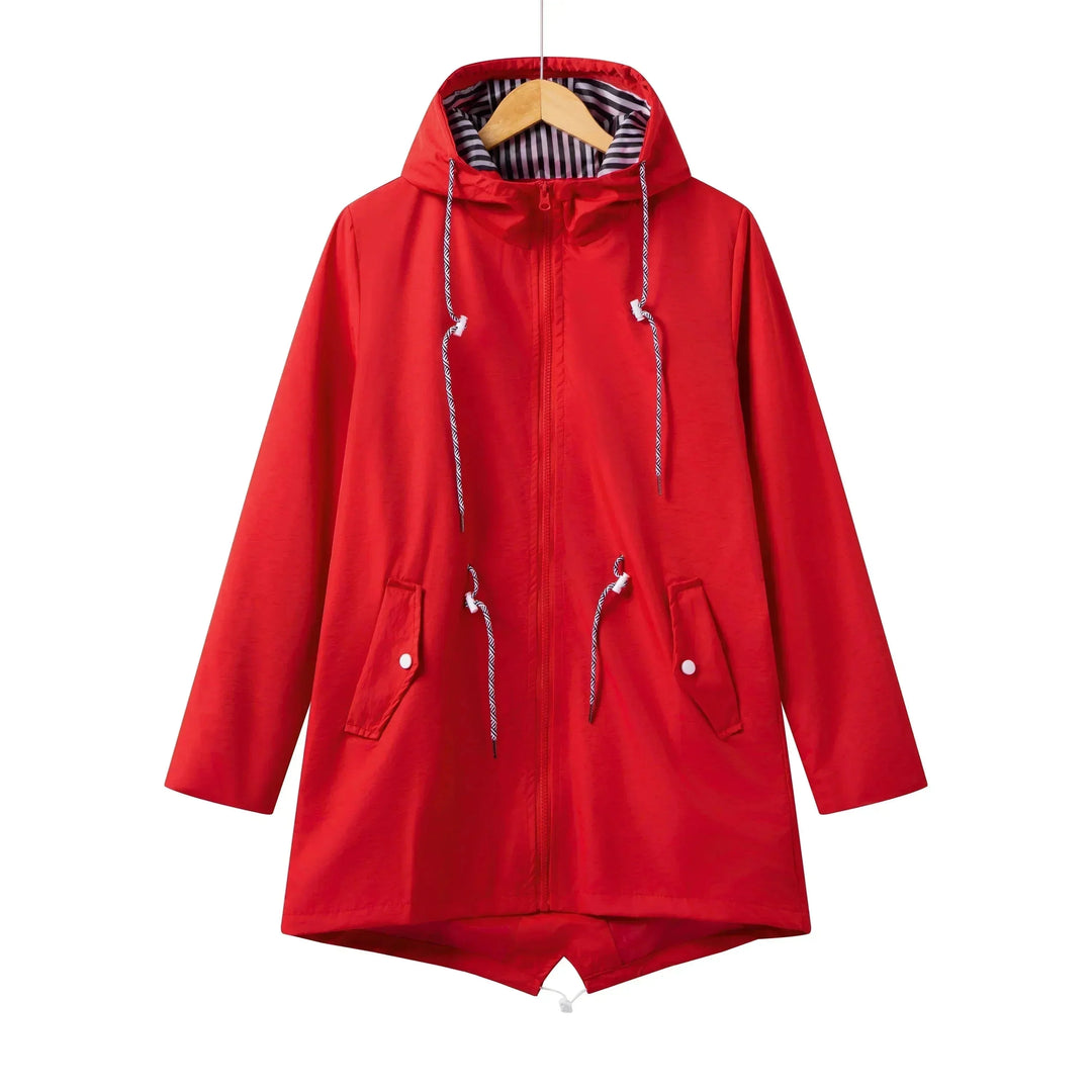 Rote Outdoor-Kapuzenjacke mit Reißverschluss, Kordelzug und winddichtem Material für aktive Abenteuer im Freien.