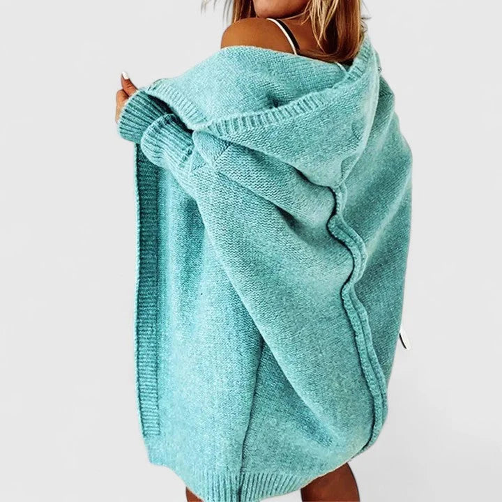 Blau oversized Damen Strickjacke mit Kapuze, aus weichem Material, mit aufgesetzten Taschen und relaxter Passform.