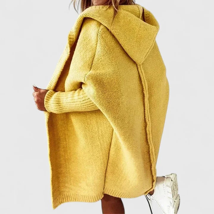 Gelbe oversized Damen Strickjacke mit Kapuze aus weichem, warmem Material und lockerer Passform für einen lässigen Look.
