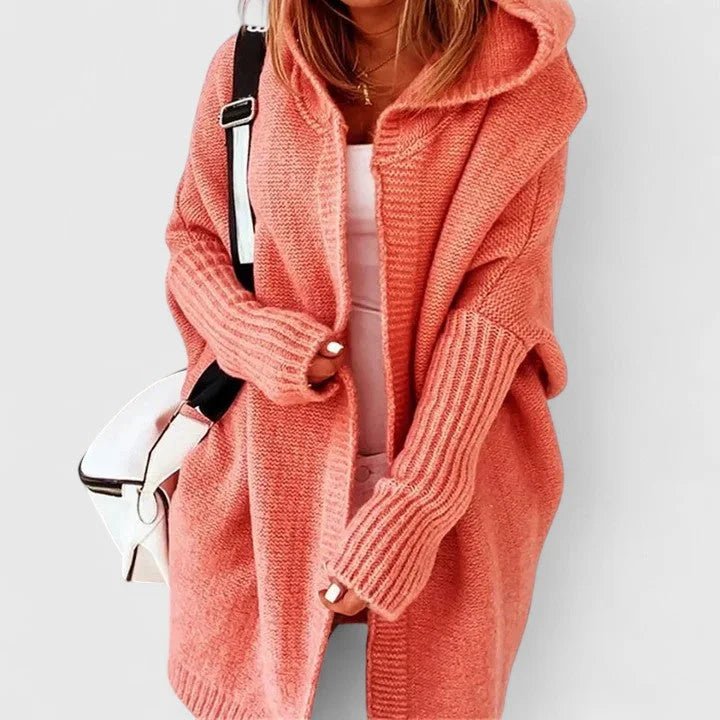 Orange Oversized Damen Strickjacke mit Kapuze aus weichem Strickmaterial, lässiges Design für vielseitige Outfits.