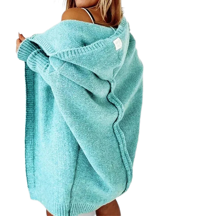 Oversized Damen Strickjacke mit Kapuze aus weichem, warmem Material, mit aufgesetzten Taschen und lässigem Schnitt.