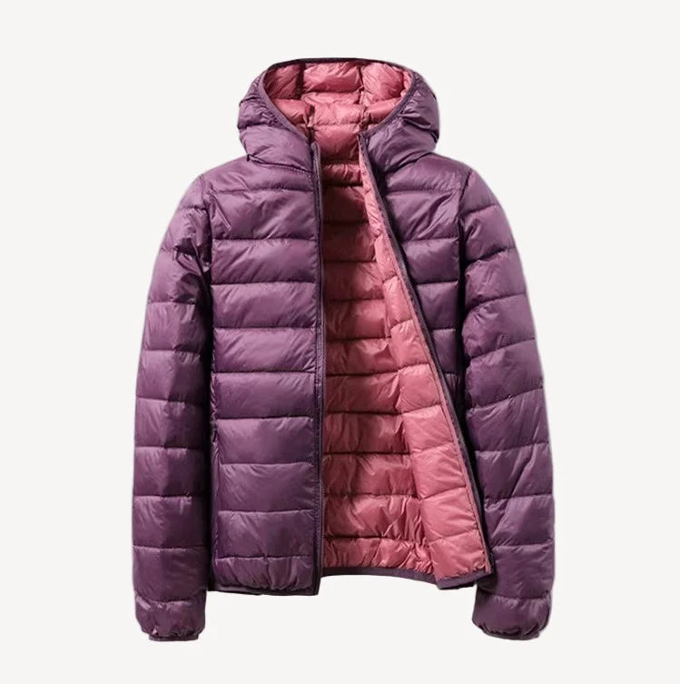 Damen Steppjacke in Lila/Rosa, mit Kapuze, leichtem Futter und gestepptem Design für angenehme Wärme und Tragekomfort.