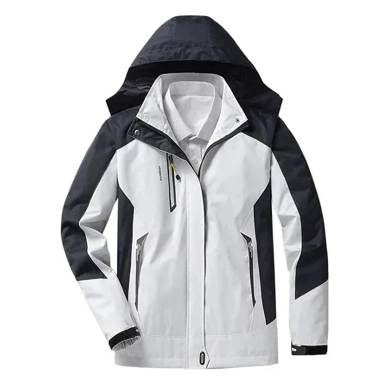 Beige wasserabweisende Outdoor-Jacke aus robustem Material, mit abnehmbarer Kapuze und praktischen Taschen für den Einsatz…