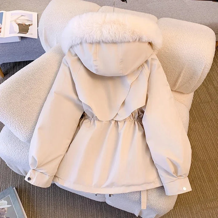 Dunkelblaue Winter-Daunenjacke mit Kapuze, verstellbarer Taille und leichtem, wasserabweisendem Material für warme…