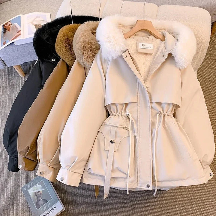 Winter-Daunenjacke mit Kapuze, warm gefüttert, winddicht, verstellbare Taille für optimalen Sitz und Komfort.