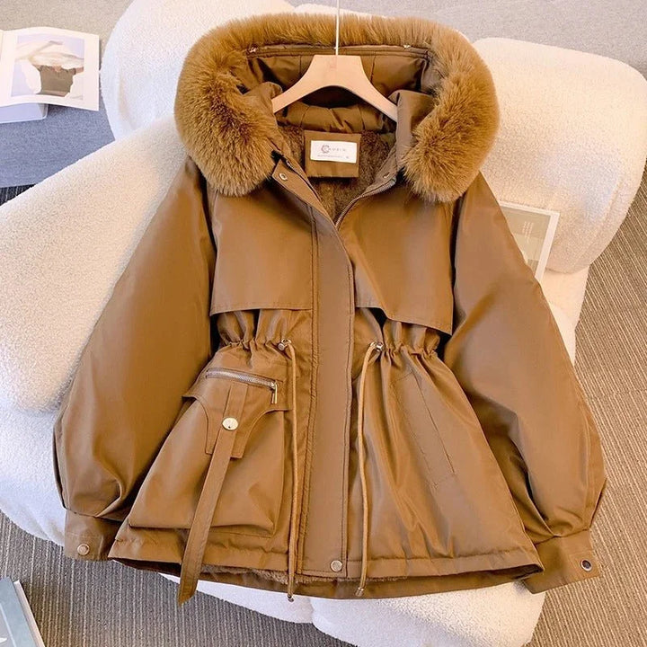 Dunkelbraune Winter-Daunenjacke mit Kapuze, verstellbarer Taille und winddichtem, isolierendem Material für kalte Tage.