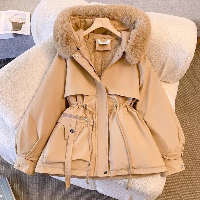 Khaki Winter-Daunenjacke mit Kapuze, verstellbarer Taille und strapazierfähigem Obermaterial für optimale Wärme und Komfort.