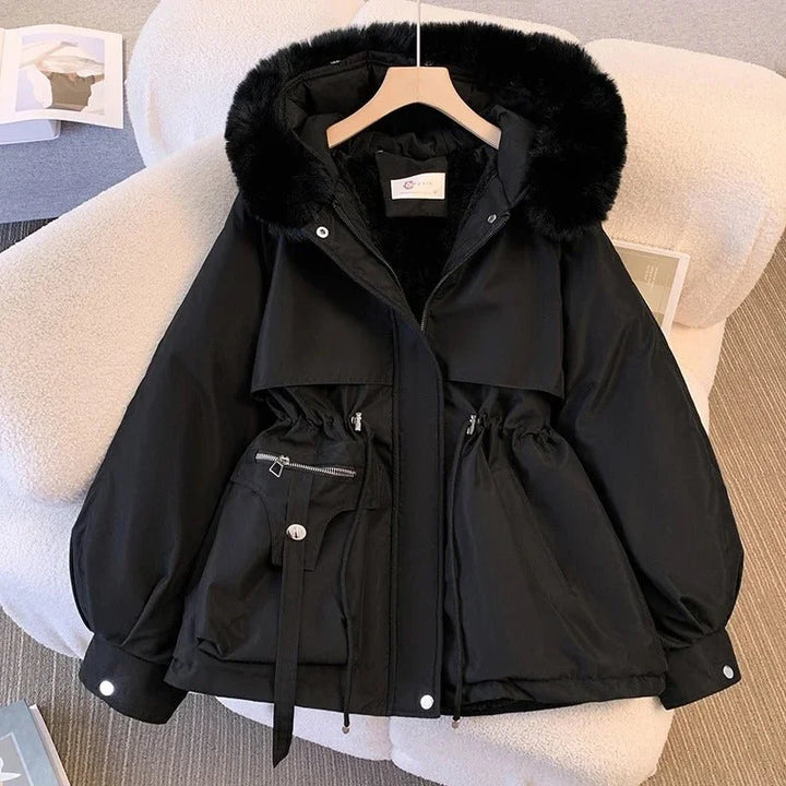 Schwarze Winter-Daunenjacke mit Kapuze, verstellbarer Taille und warmem, wasserabweisendem Material für kalte Tage.