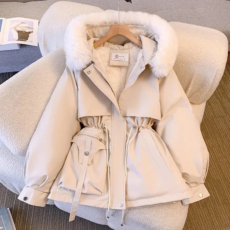 Weiße Winter-Daunenjacke mit Kapuze, verstellbarer Taille und strapazierfähigem Material für warmen Komfort in der kalten…